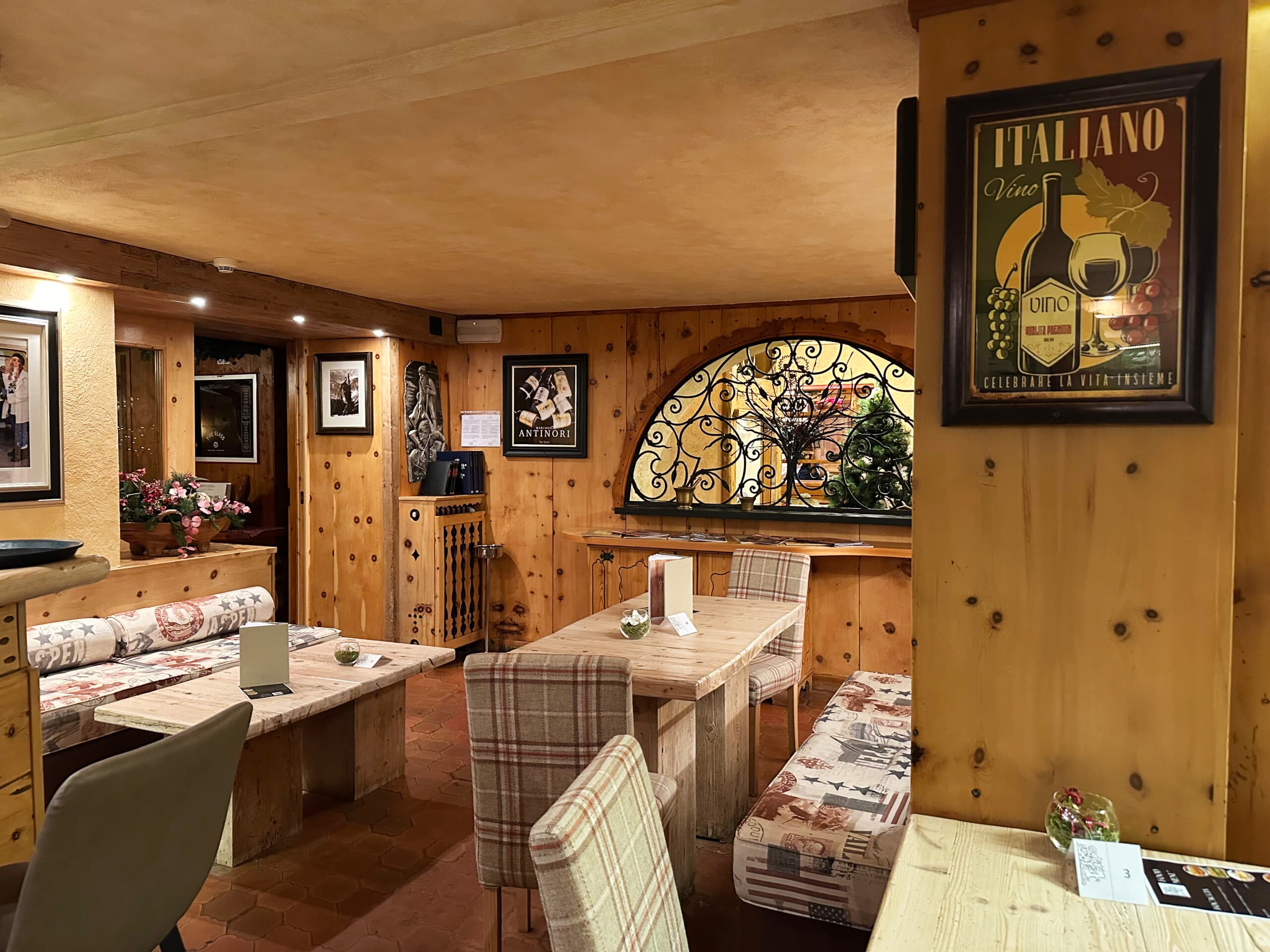 Breakfast room with fireplace at Hotel da Compagnoni