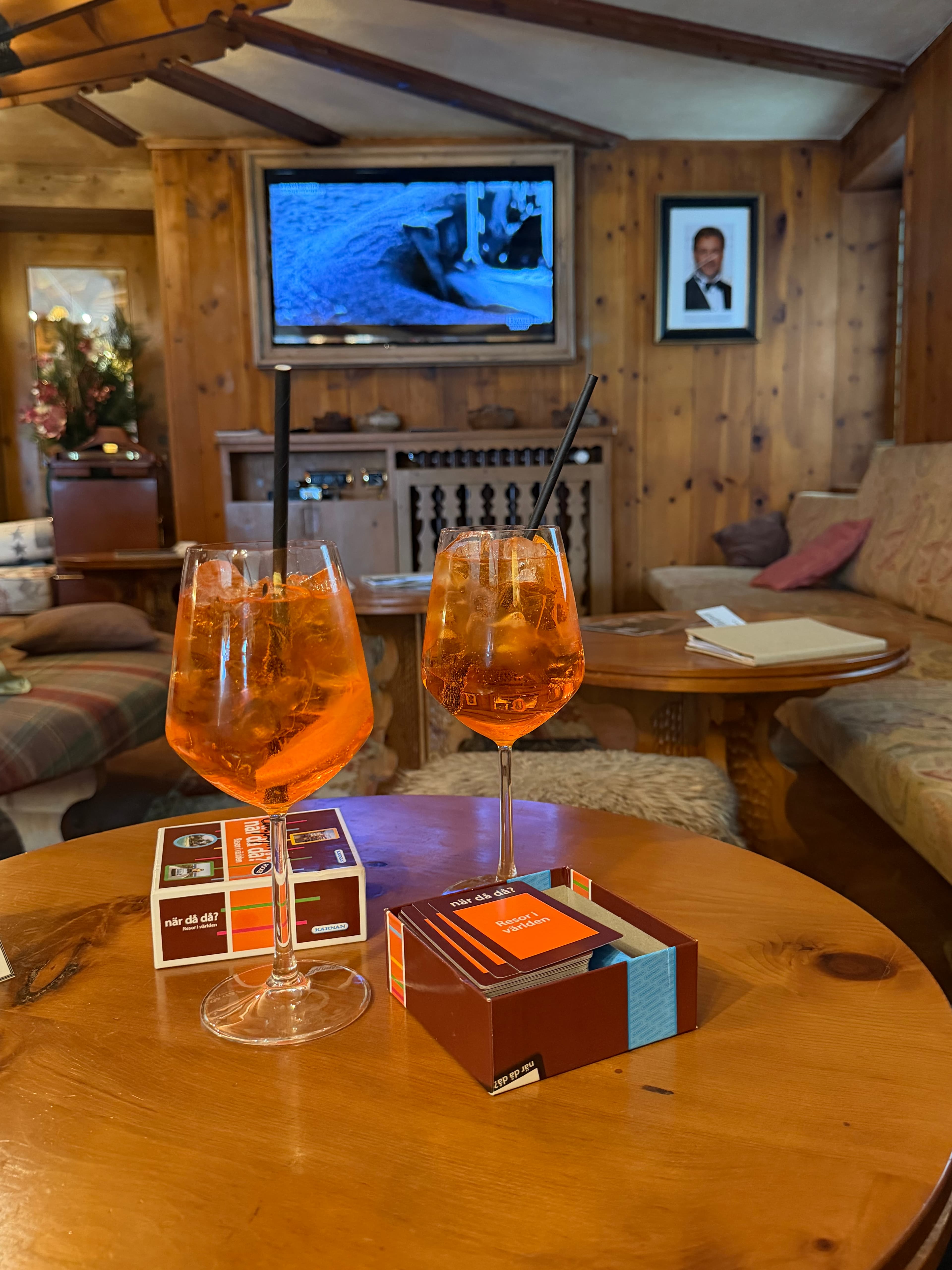 Cozy bar and sitting room for après-ski drinks in Cervinia